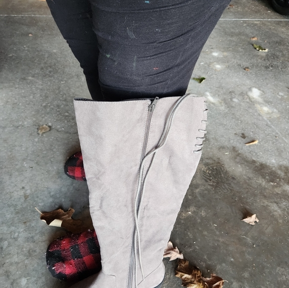 Faux Suede, light gray, 8.5 wide calf - Picture 4 of 4